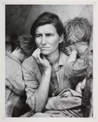 A depression era photograph of a mother with her children.